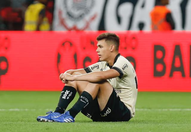 ewc-体检室中发现脚伤，18岁巴西中场转会被巴黎喊卡？