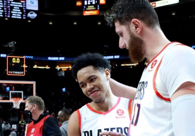 ewc电竞世界杯官网-一夜蜕变！安芬尼·西蒙斯：砍生涯新高送别外公